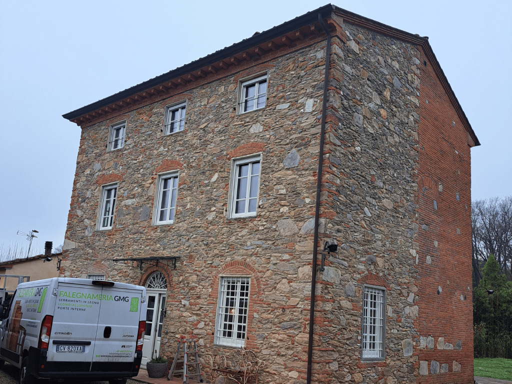 Posa nuovi serramenti in legno su casale a Capannori (Lucca)