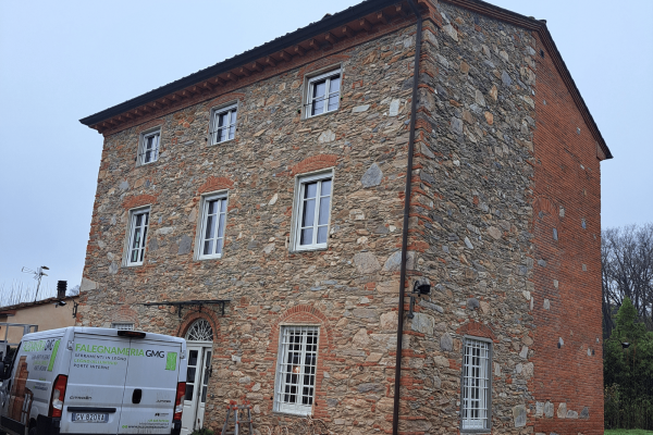 Posa nuovi serramenti in legno su casale a Capannori (Lucca)