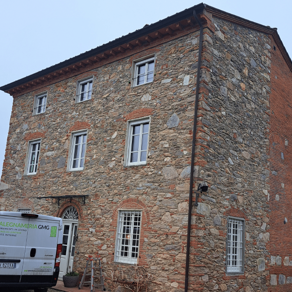 Posa nuovi serramenti in legno su casale a Capannori (Lucca)