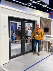 Porta dimostrativa allo stand Winkhaus con soluzioni ferramenta a Norimberga
